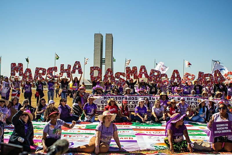 Margaridas e chapéus de palha cabem a todas nós