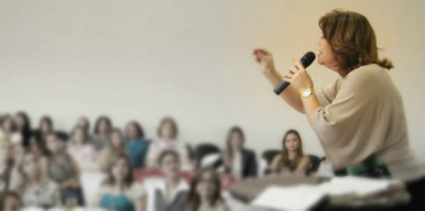 Nas igrejas, mulheres trabalham sem remuneração