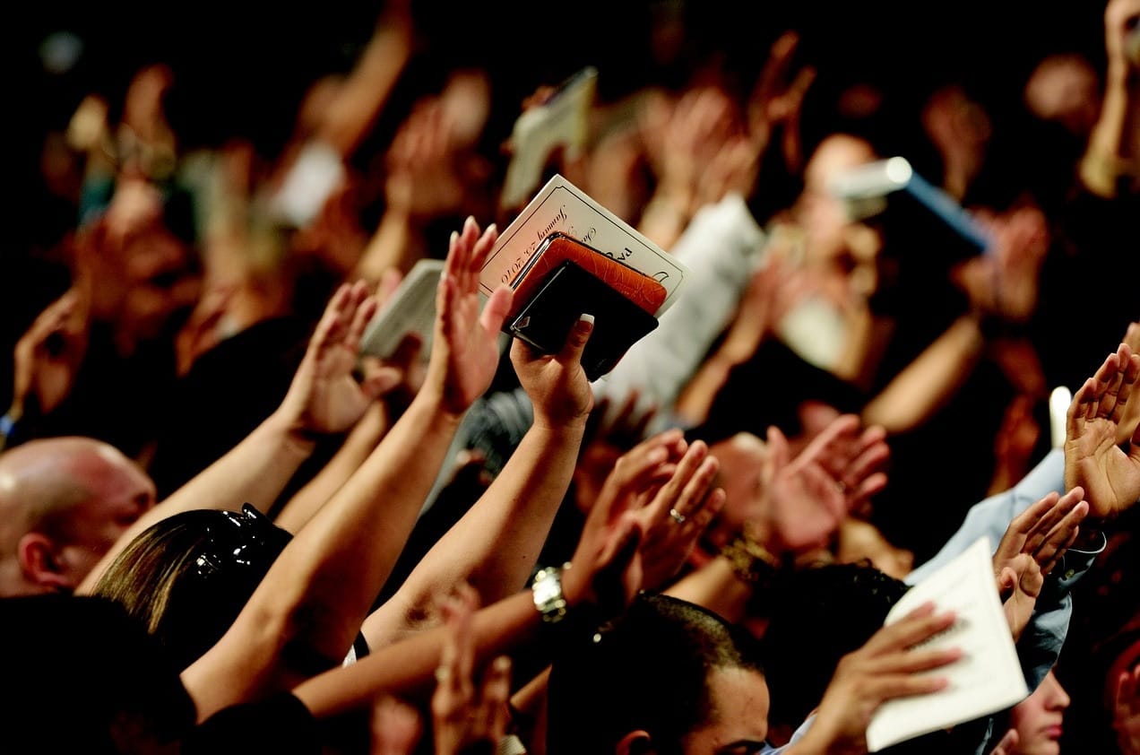 Expansão do pentecostalismo sobre todas as vertentes é o que define cenário religioso brasileiro