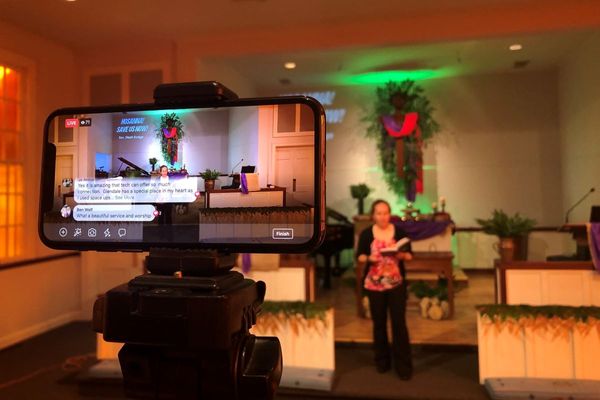 Como o trabalho híbrido, o culto híbrido também veio para ficar
