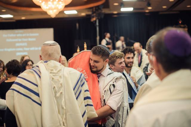 Quem são os judeus messiânicos e como se relacionam com o destino profético de Israel?