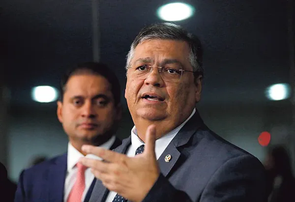 Flávio Dino busca imagem de "homem de família" para tentar conquistar ala evangélica, e outras notícias nacionais
