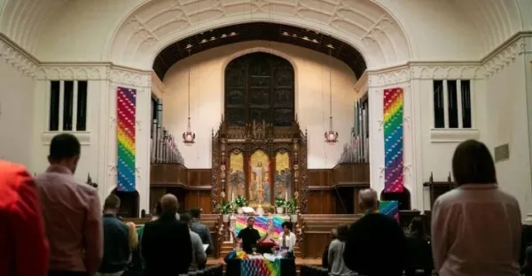 Metodistas Unidos liberam ordenação de ministros gays